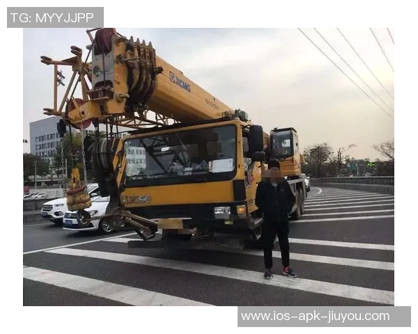 刚满18岁的小伙学驾照女友驾车送他去巴萨训练场