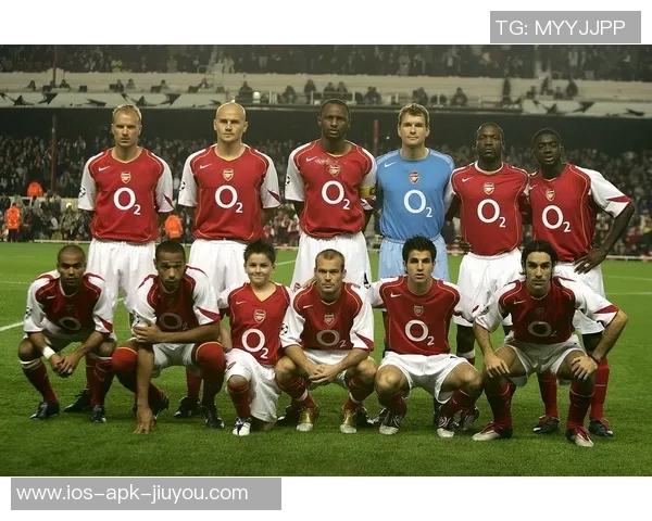 维尼修斯在阿森纳基地训练期间与枪手青训小将亲密合影留念 维尼修斯在阿森纳基地训练期间与枪手青训小将亲密合影留念